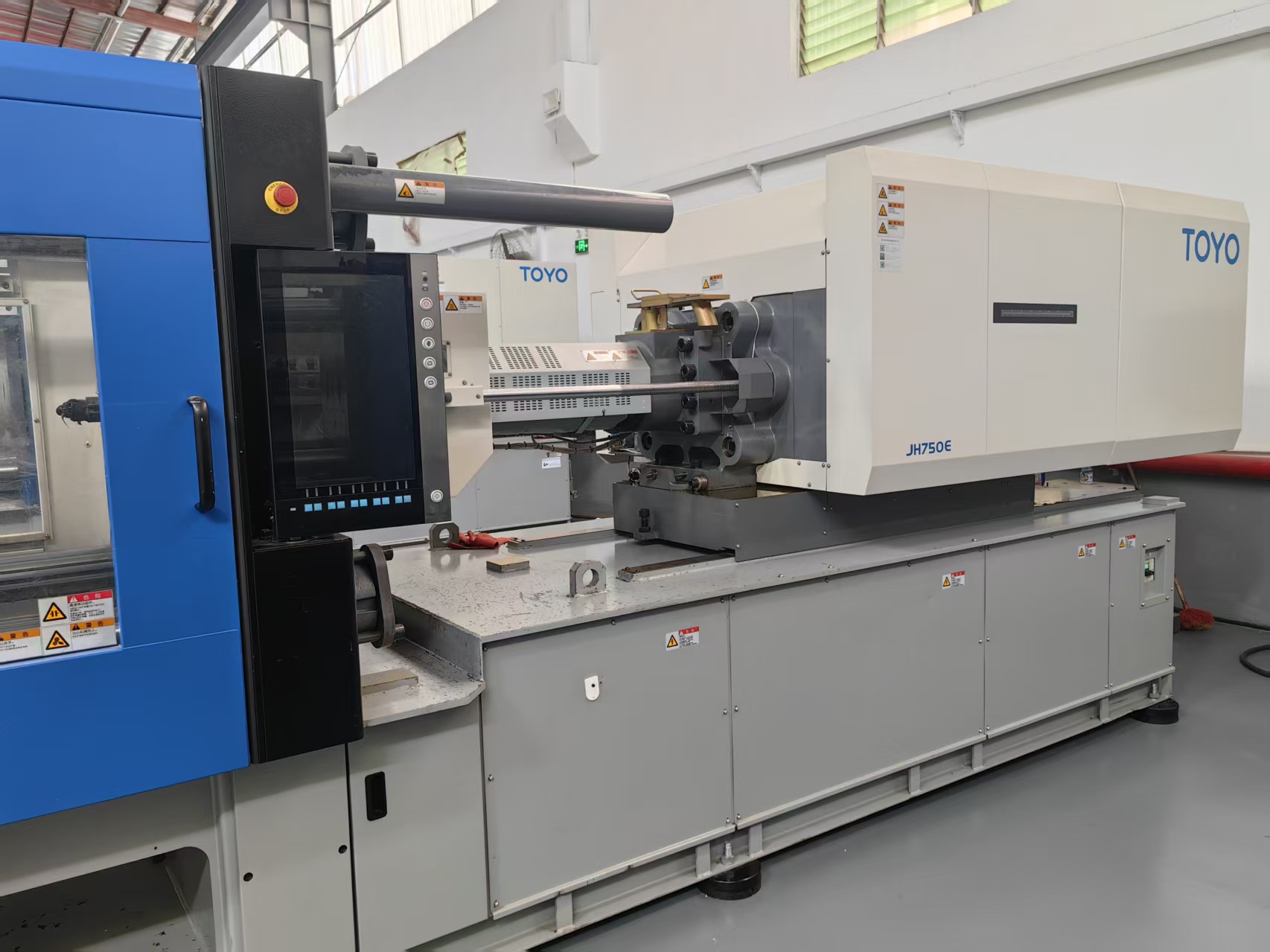 Toyo 350T used machine photo 2